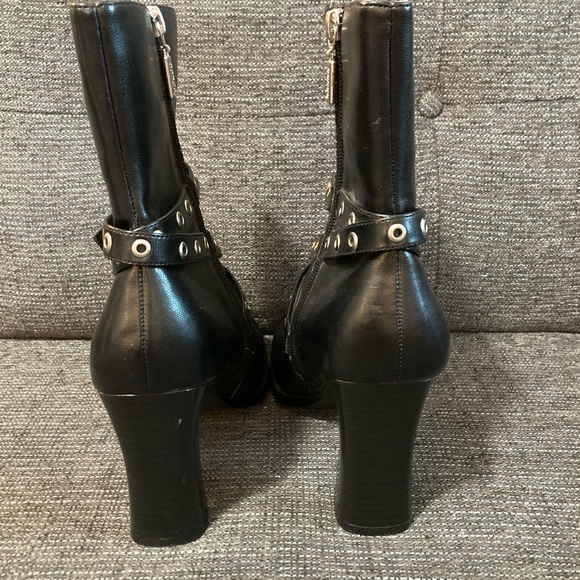 Bongo y2k vintage, like new heeled boots with strap detail. - Picture 5 of 9